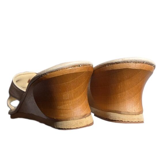 Vtg 1970s Island Slipper Ivory Faux Leather Flower Wooden Wedge Slide Sandals 6 - Picture 3 of 6